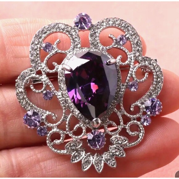 Elegant Silver brooch with purple gems - Picture 2 of 3